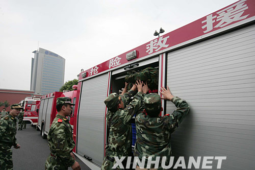 武警消防部队投入11000余人 200多台车救灾